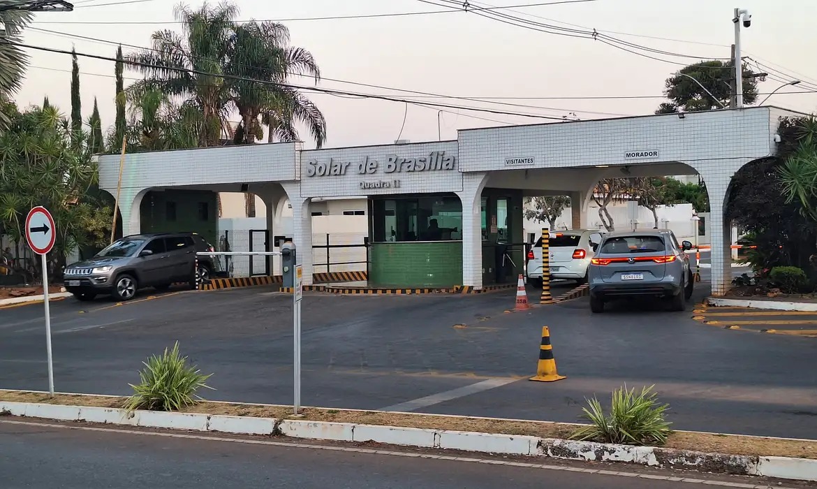 Moraes nega pedido para Javier Milei visitar Bolsonaro em prisão domiciliar