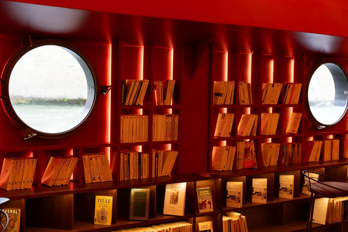 Paris ganha biblioteca flutuante no Rio Sena com vista para a Notre Dame