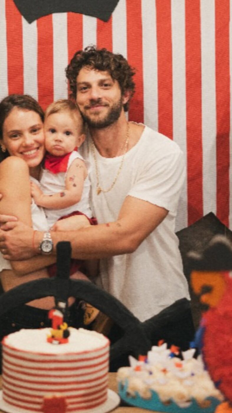 Chay Suede e Laura Neiva celebram um ano do filho com festinha temática; fotos