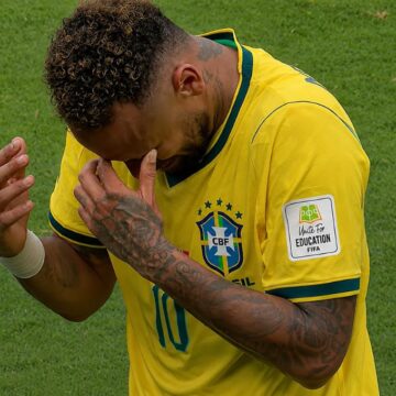 Neymar chora ajoelhado após Brasil perder para a Noruega e cair nas oitavas da Copa