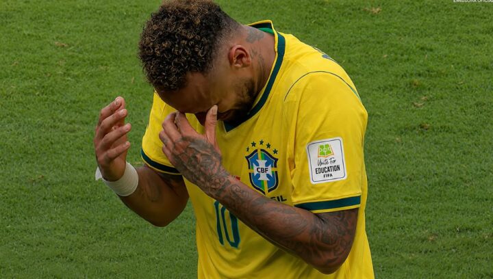 Neymar chora ajoelhado após Brasil perder para a Noruega e cair nas oitavas da Copa