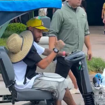 Vídeo de Neymar andando de carrinho em parque viraliza e vira polêmica na web