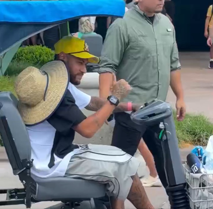 Vídeo de Neymar andando de carrinho em parque viraliza e vira polêmica na web