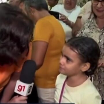 Menina emociona repórter da Globo após revelar ao vivo que perdeu a mãe; assista