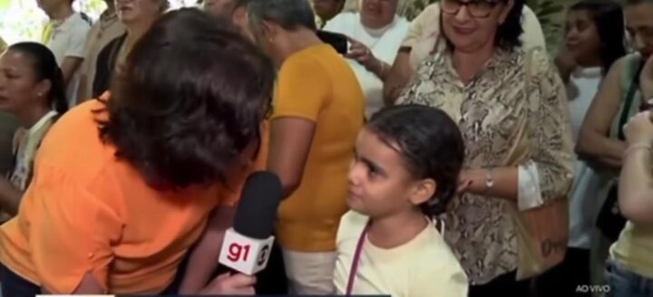 Menina emociona repórter da Globo após revelar ao vivo que perdeu a mãe; assista