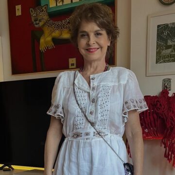 Aos 58 anos, Drica Moraes vive em apartamento com peças de antiquário e obras de arte; veja detalhes