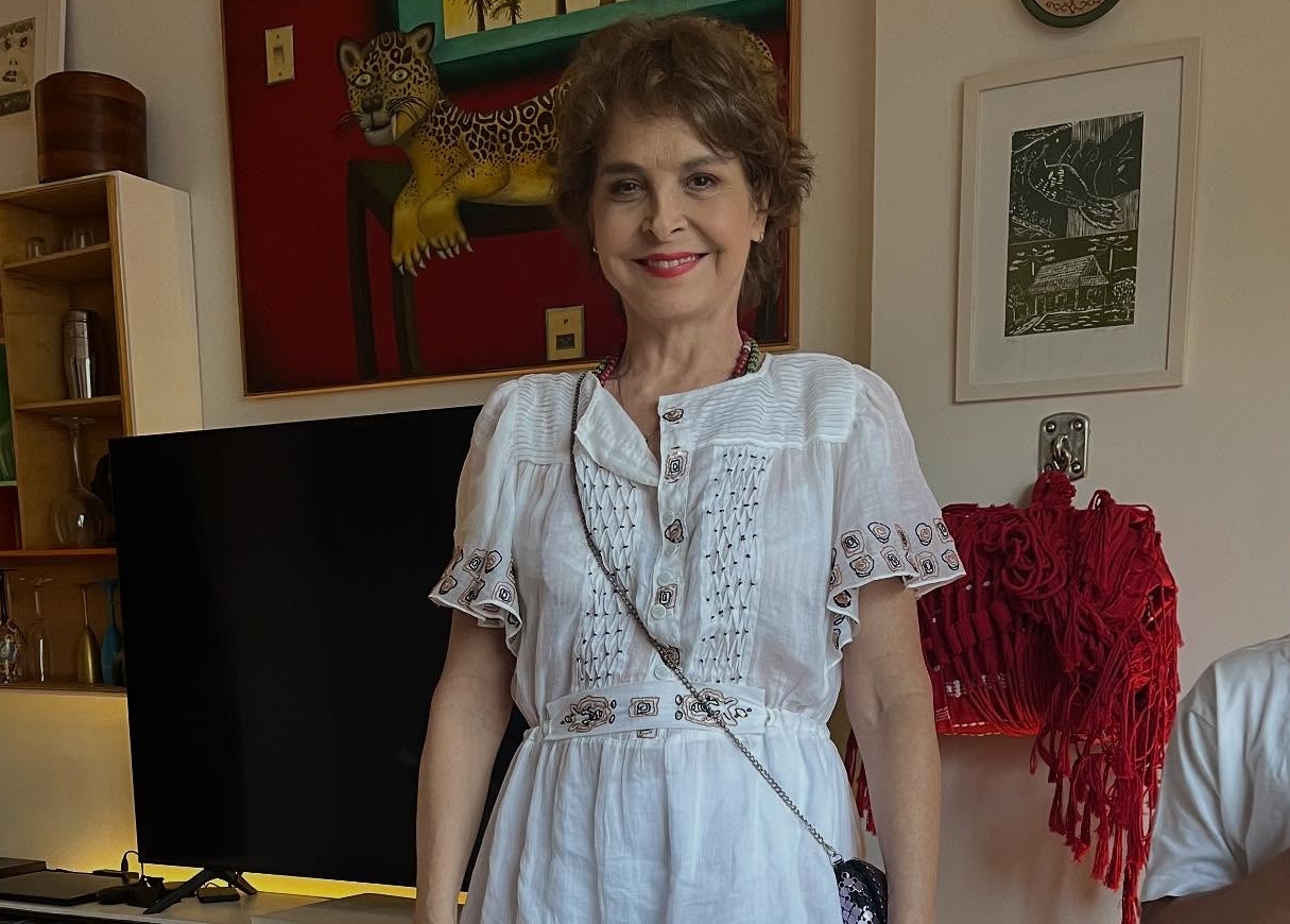 Aos 58 anos, Drica Moraes vive em apartamento com peças de antiquário e obras de arte; veja detalhes