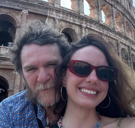 Aos 57 anos, Otto aproveita férias na Itália ao lado da namorada, atriz baiana 29 anos mais jovem