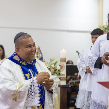 Após deixar a Igreja do Rosário dos Pretos, padre Lázaro Muniz toma posse em paróquia de Pituaçu