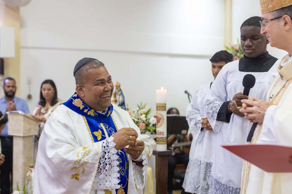 Após deixar a Igreja do Rosário dos Pretos, padre Lázaro Muniz toma posse em paróquia de Pituaçu