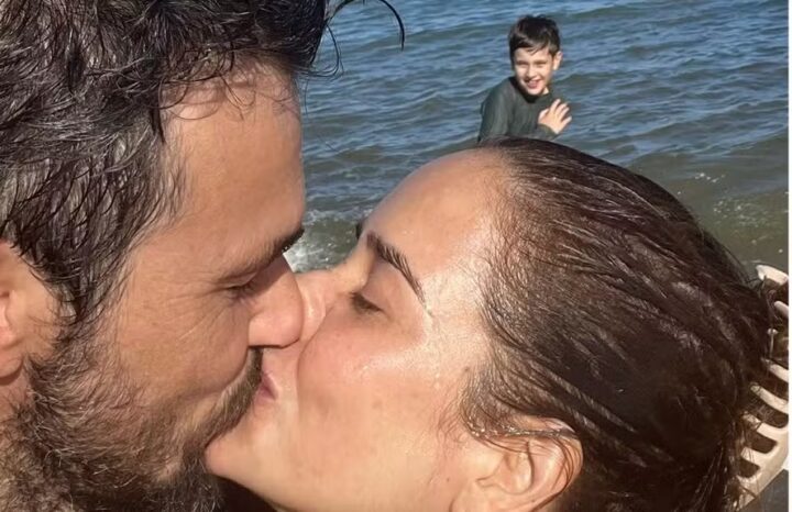 Lembra dela? Palomma Duarte curte férias na Praia do Forte e troca beijos com Bruno Ferrari