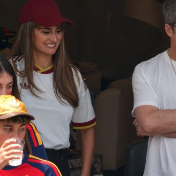 Penélope Cruz vê Espanha vencer a Bélgica ao lado de Noel Gallagher; Brad Pitt e Javier Bardem também vão ao jogo