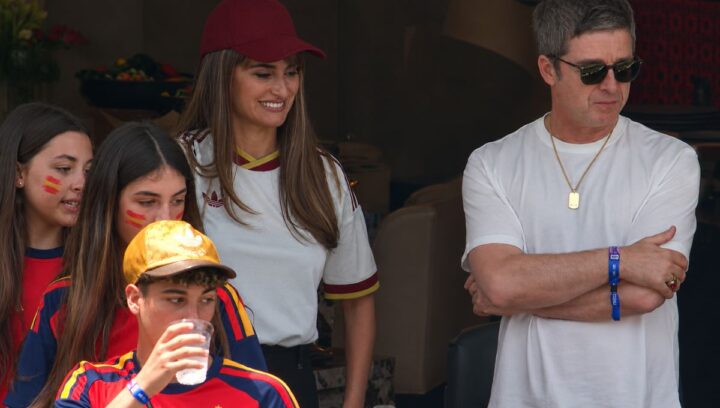Penélope Cruz vê Espanha vencer a Bélgica ao lado de Noel Gallagher