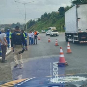 Cratera na BR-324 volta a causar problemas pela terceira vez no mês e trecho é novamente interditado; saiba mais