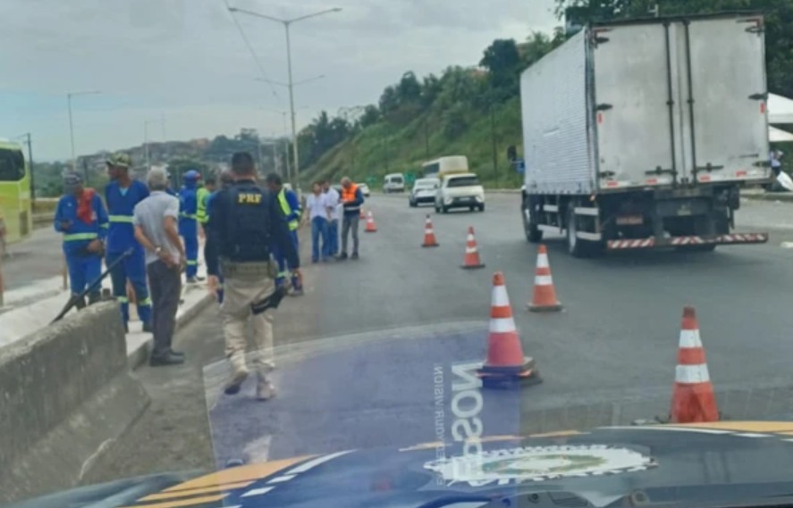 Cratera na BR-324 volta a causar problemas pela terceira vez no mês e trecho é novamente interditado; saiba mais