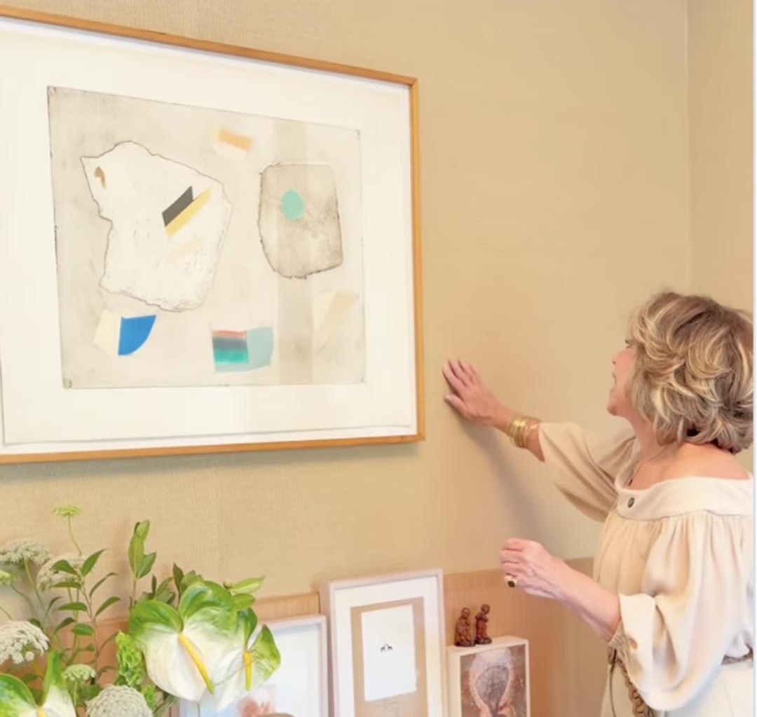 Aos 71 anos, apresentadora transforma quarto principal de apartamento em refúgio de descanso