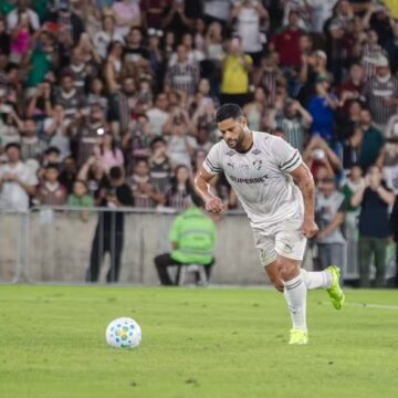 Fluminense vence o Bahia em amistoso com gol de Hulk e reestreia de Thiago Silva