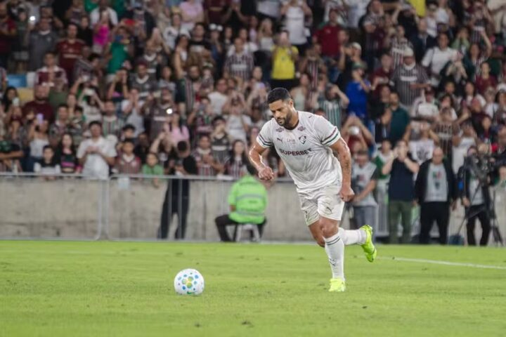 Fluminense vence o Bahia em amistoso com gol de Hulk e reestreia de Thiago Silva