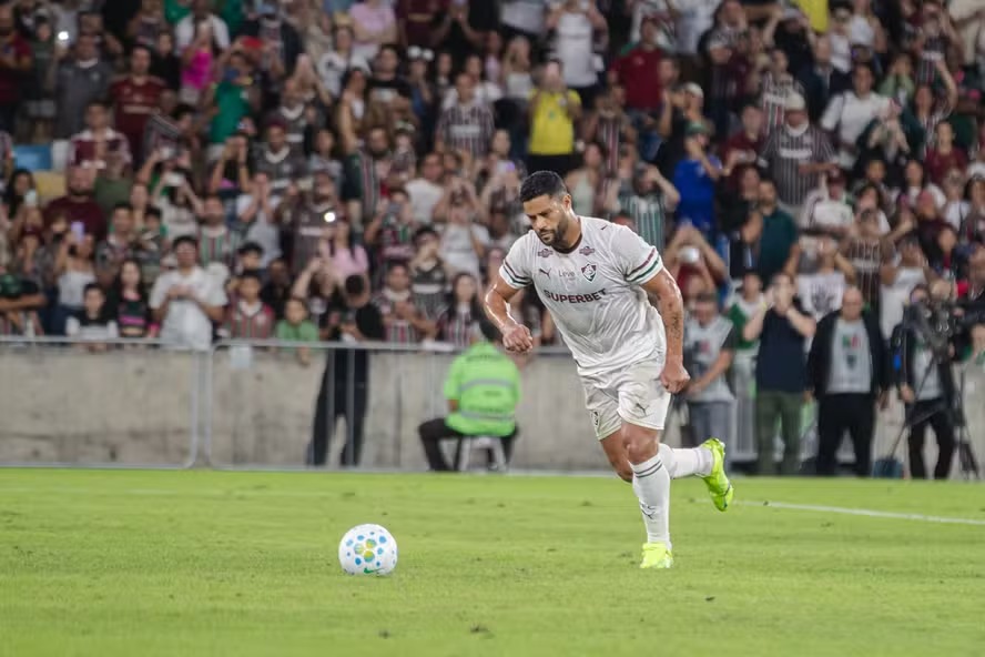 Fluminense vence o Bahia em amistoso com gol de Hulk e reestreia de Thiago Silva