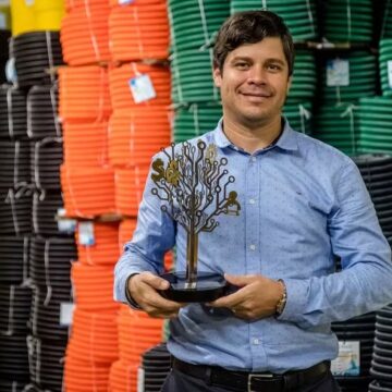 Empresa baiana transforma plástico reciclado em material de construção e fatura R$ 1,8 milhão