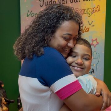 Paciente de 12 anos celebra última sessão de quimioterapia no Martagão com motociata