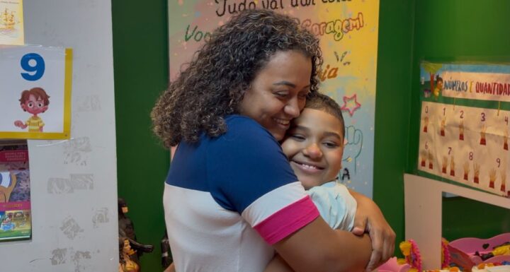 Paciente de 12 anos celebra última sessão de quimioterapia no Martagão com motociata