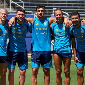 Jogadores da Espanha treinam sem camisa e improvisam ‘sunga’ para enfrentar calor na Copa; veja vídeo