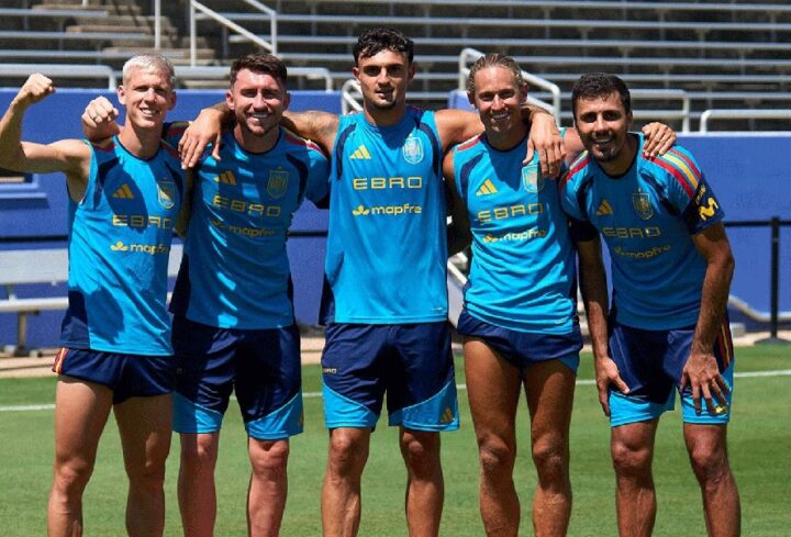 Jogadores da Espanha treinam sem camisa e improvisam ‘sunga’ para enfrentar calor na Copa; veja vídeo
