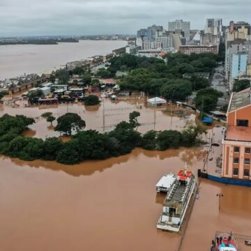 Rio Guaíba se aproxima da cota de alerta em Porto Alegre