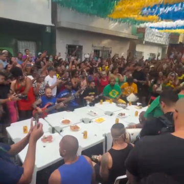 Sem aviso, Menos é Mais faz roda de pagode e reúne multidão em Salvador