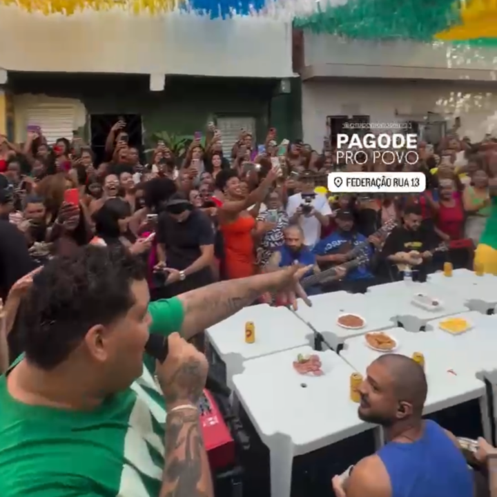 Sem aviso, Menos é Mais faz roda de pagode e reúne multidão em Salvador