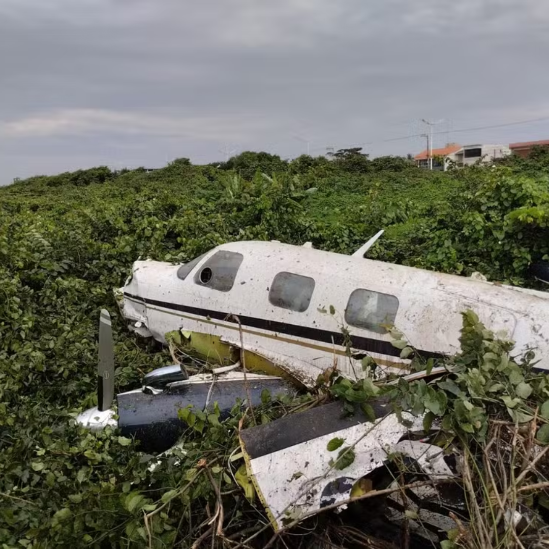 Avião de pequeno porte cai em praia de Santa Catarina; piloto e copiloto ficam feridos