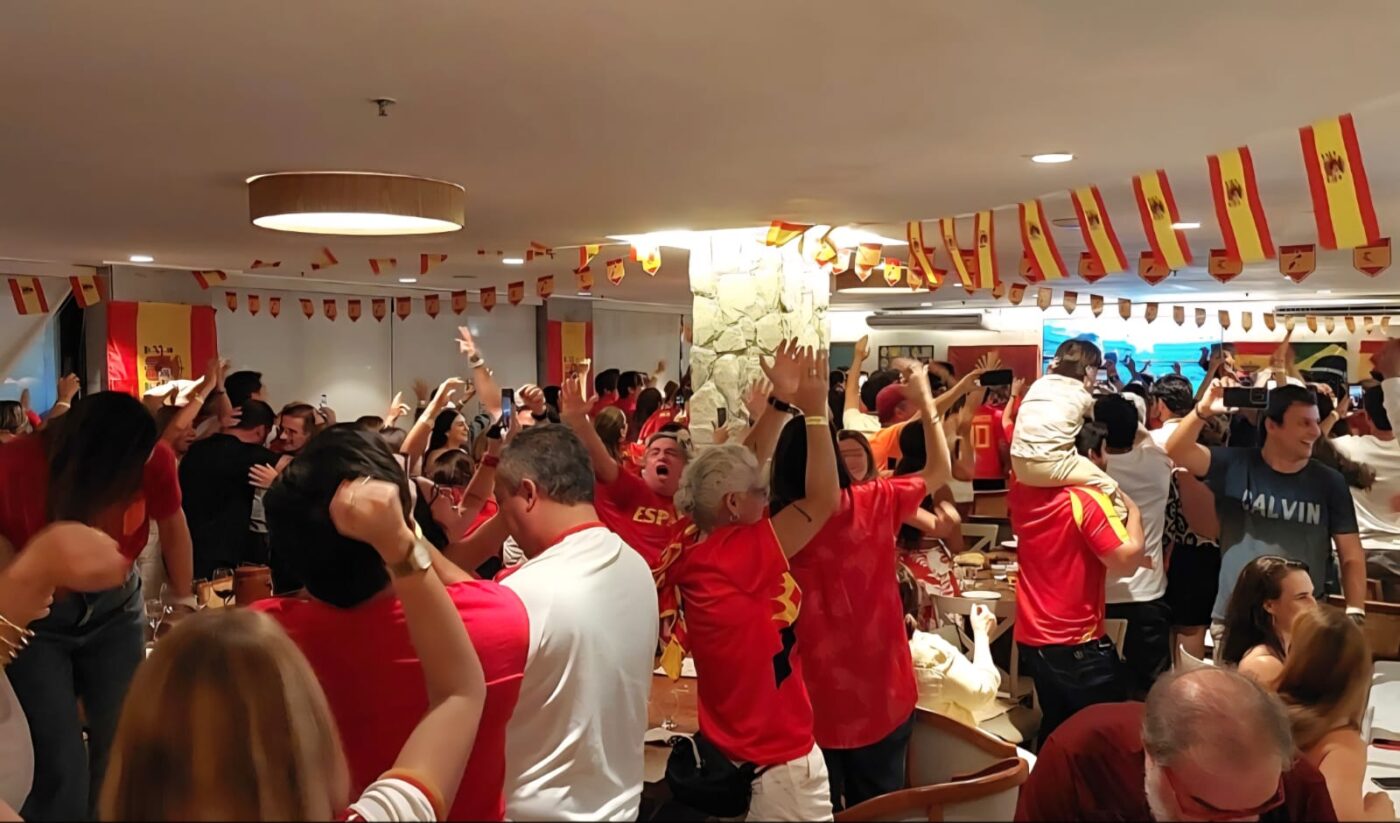 Comunidade espanhola celebra título da Copa em restaurante de Salvador