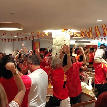 Comunidade espanhola celebra título da Copa em restaurante de Salvador