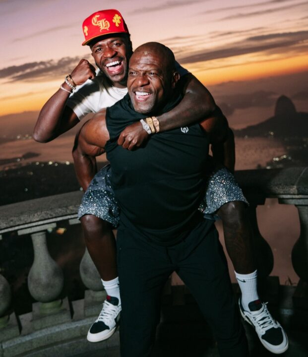 Vini Jr. e Terry Crews posam no Cristo Redentor após meme de ‘As Branquelas’ viralizar na Copa
