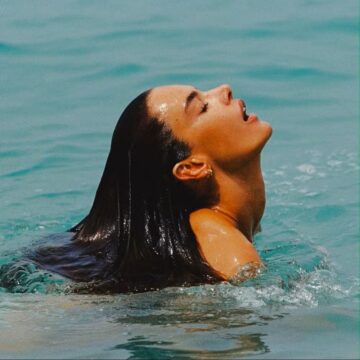 Aos 44 anos, Alessandra Ambrosio é chamada de ‘deusa’ após ensaio topless
