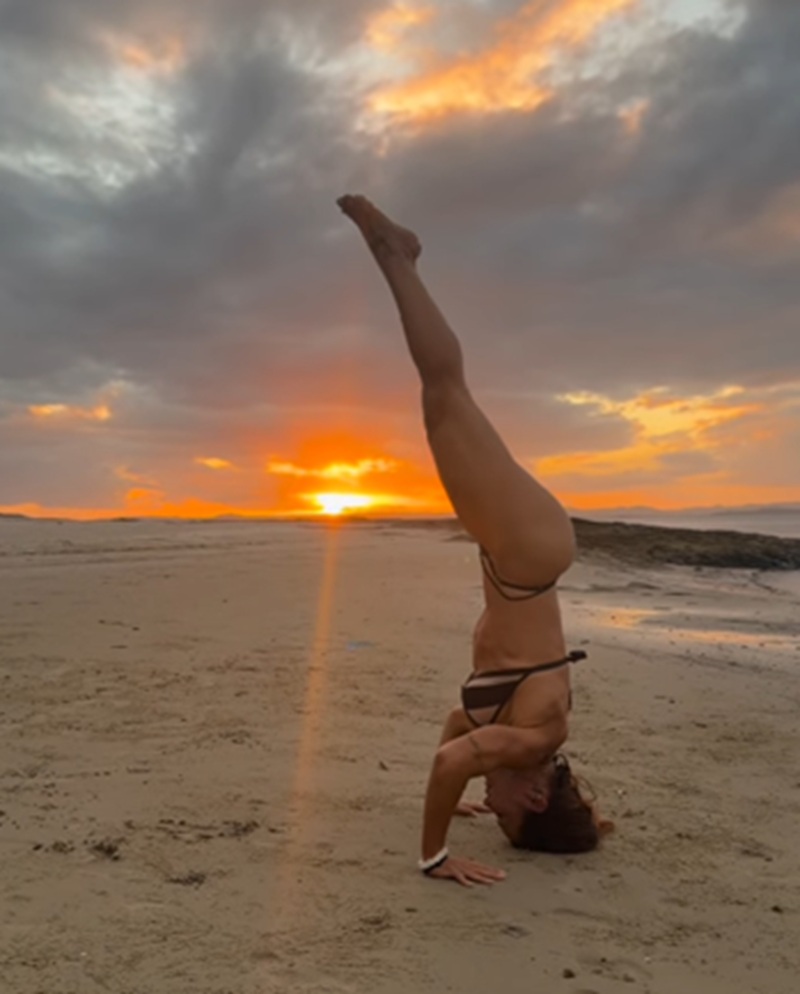 Scheila Carvalho ostenta equilíbrio em pose de ponta-cabeça na praia