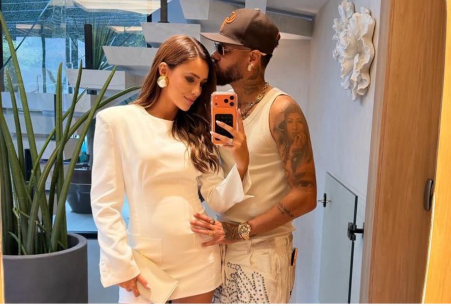 Grávida, Bruna Biancardi exibe barrigão da terceira filha em clique romântico com Neymar