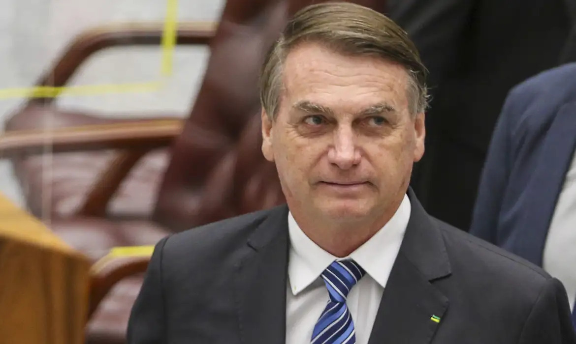 Polícia Federal faz busca por armas na residência de Jair Bolsonaro após decisão do STF