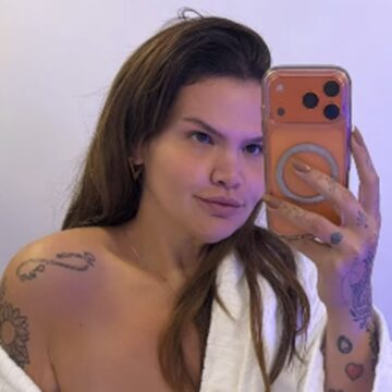 Thais Carla esbanja sensualidade e mostra novo visual em selfie no espelho