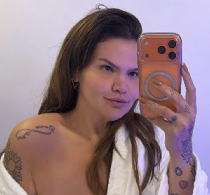 Thais Carla esbanja sensualidade e mostra novo visual em selfie no espelho