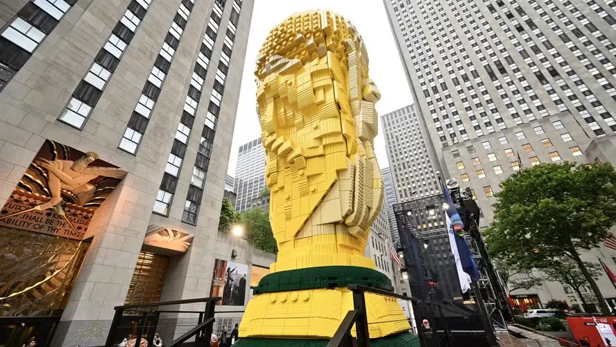Troféu da Copa do Mundo feito com mais de 1,3 milhão de peças de LEGO impressiona em Nova York