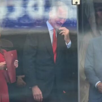 Rei Felipe VI e rainha Letizia acompanham final da Copa e vibram com título da Espanha