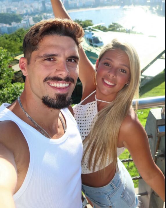 Após viagem à Bahia, galã da Copa Pedro Neto desembarca no Rio com a namorada