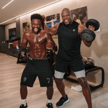 Vini Jr. recebe Terry Crews para treino em mansão no Rio e dupla manda recado a Haaland