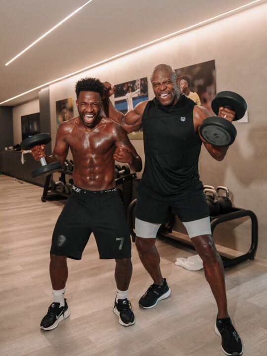 Vini Jr. recebe Terry Crews para treino em mansão no Rio e dupla manda recado a Haaland