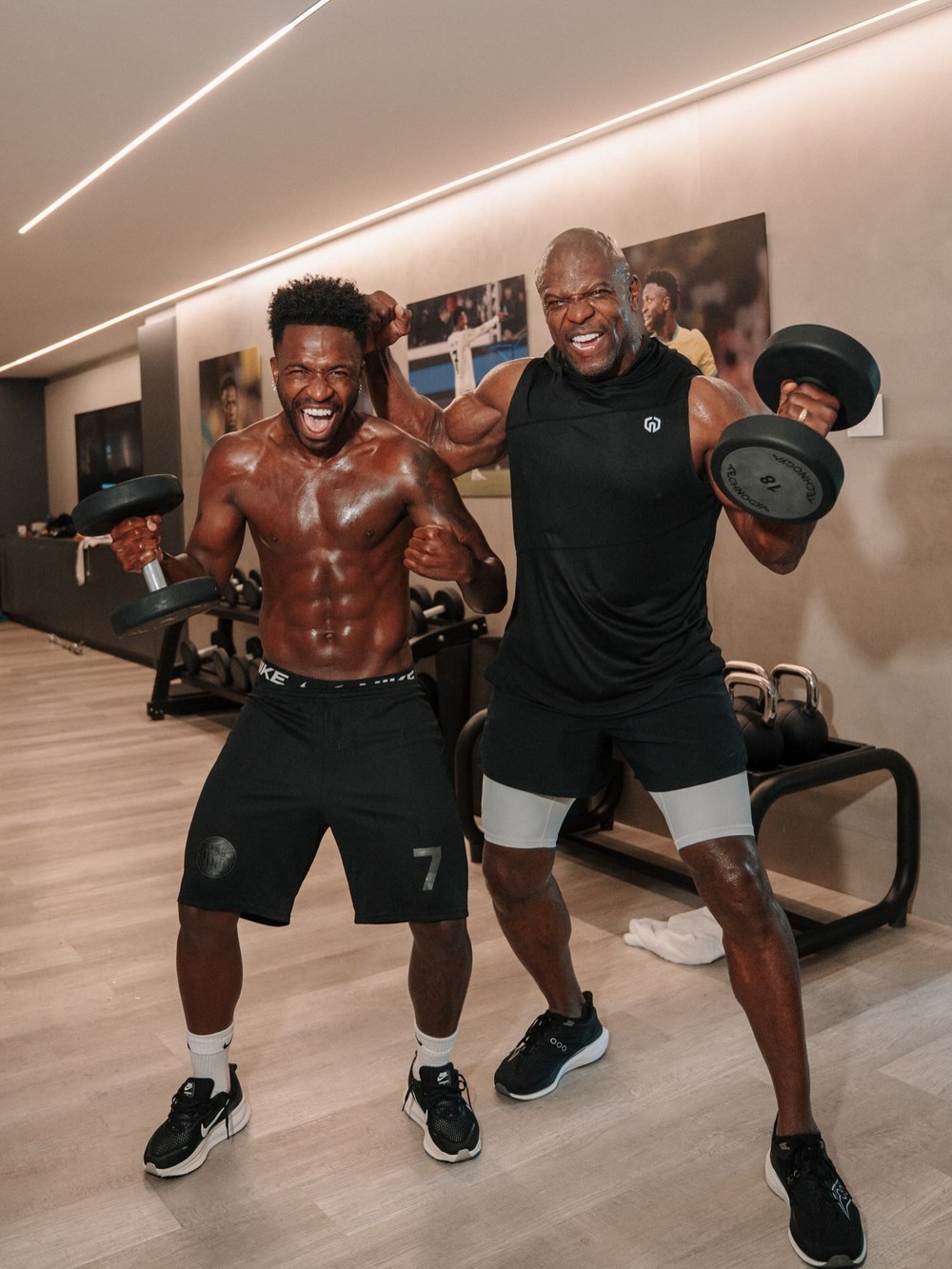 Vini Jr. recebe Terry Crews para treino em mansão no Rio e dupla manda recado a Haaland
