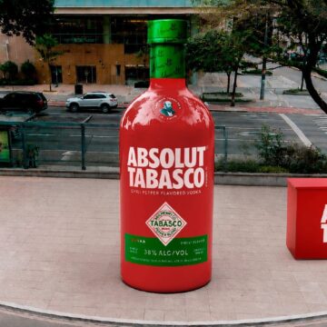 Absolut instala garrafa gigante com efeitos especiais em Salvador para lançar novo produto