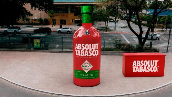Absolut instala garrafa gigante com efeitos especiais em Salvador para lançar novo produto