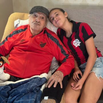 Aos 101 anos, eterno ídolo do futebol brasileiro inspira bisneta no esporte